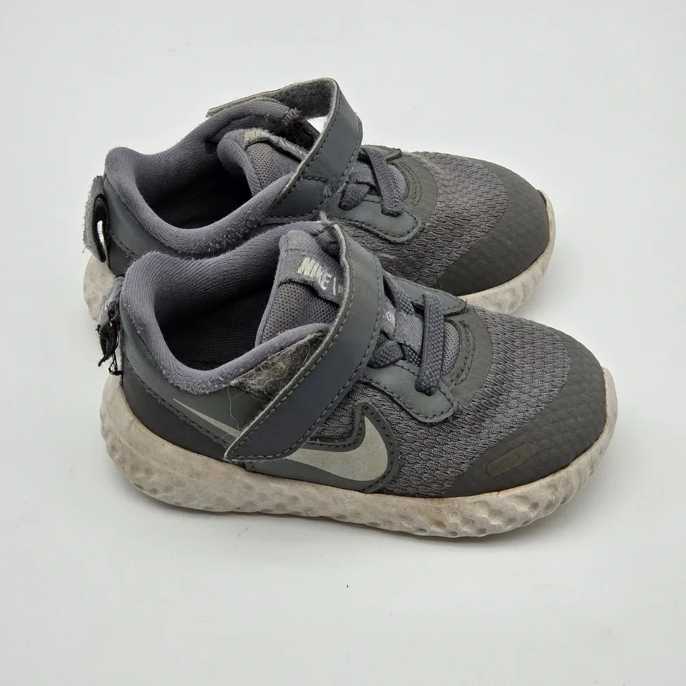 Toddlers Nike Revolution Shoes in light grey- size 6C